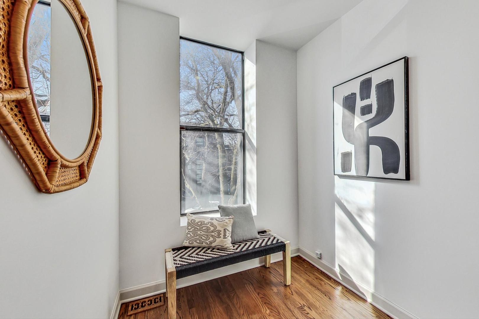 2053 N Clifton Avenue Unit: 3