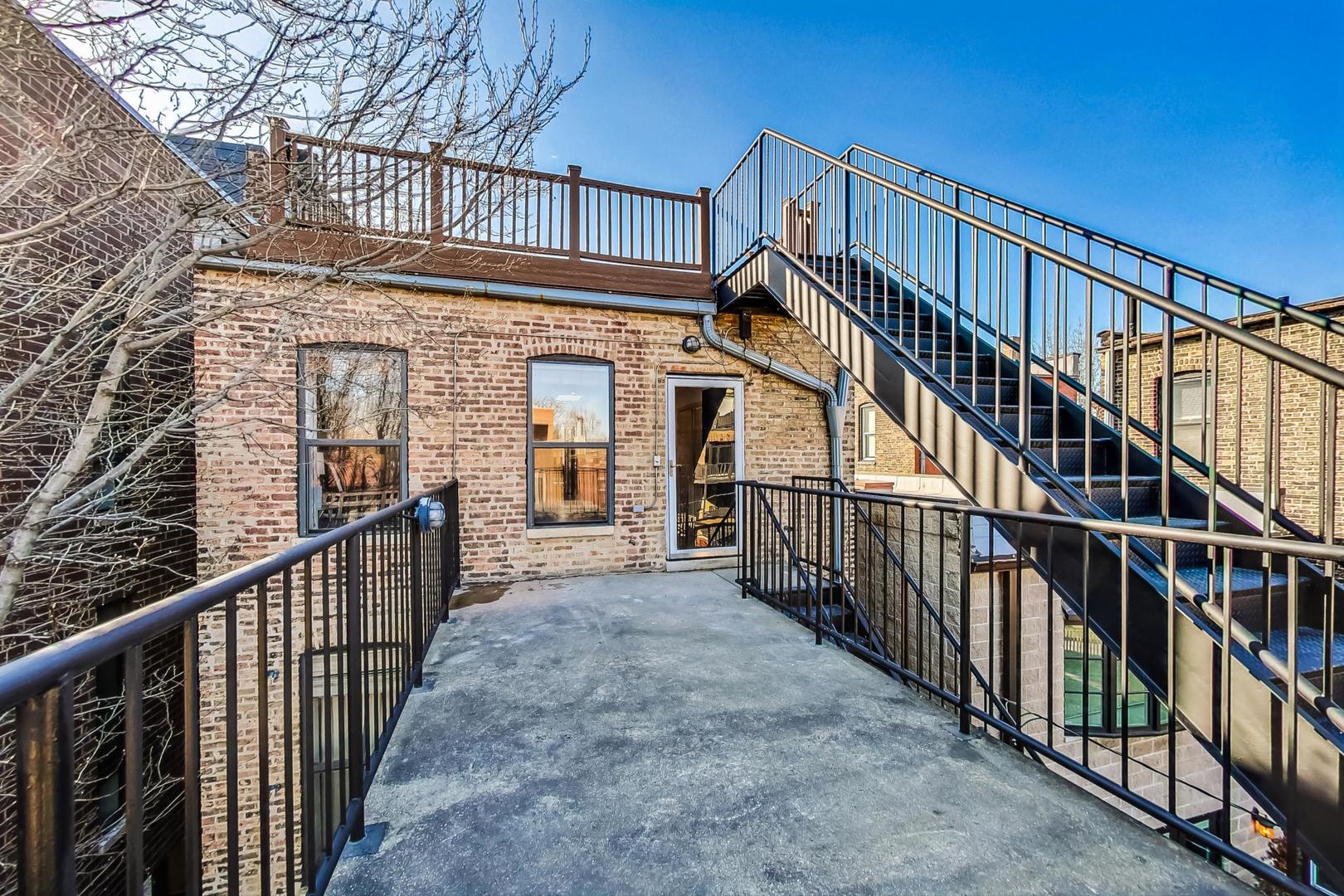 2053 N Clifton Avenue Unit: 3