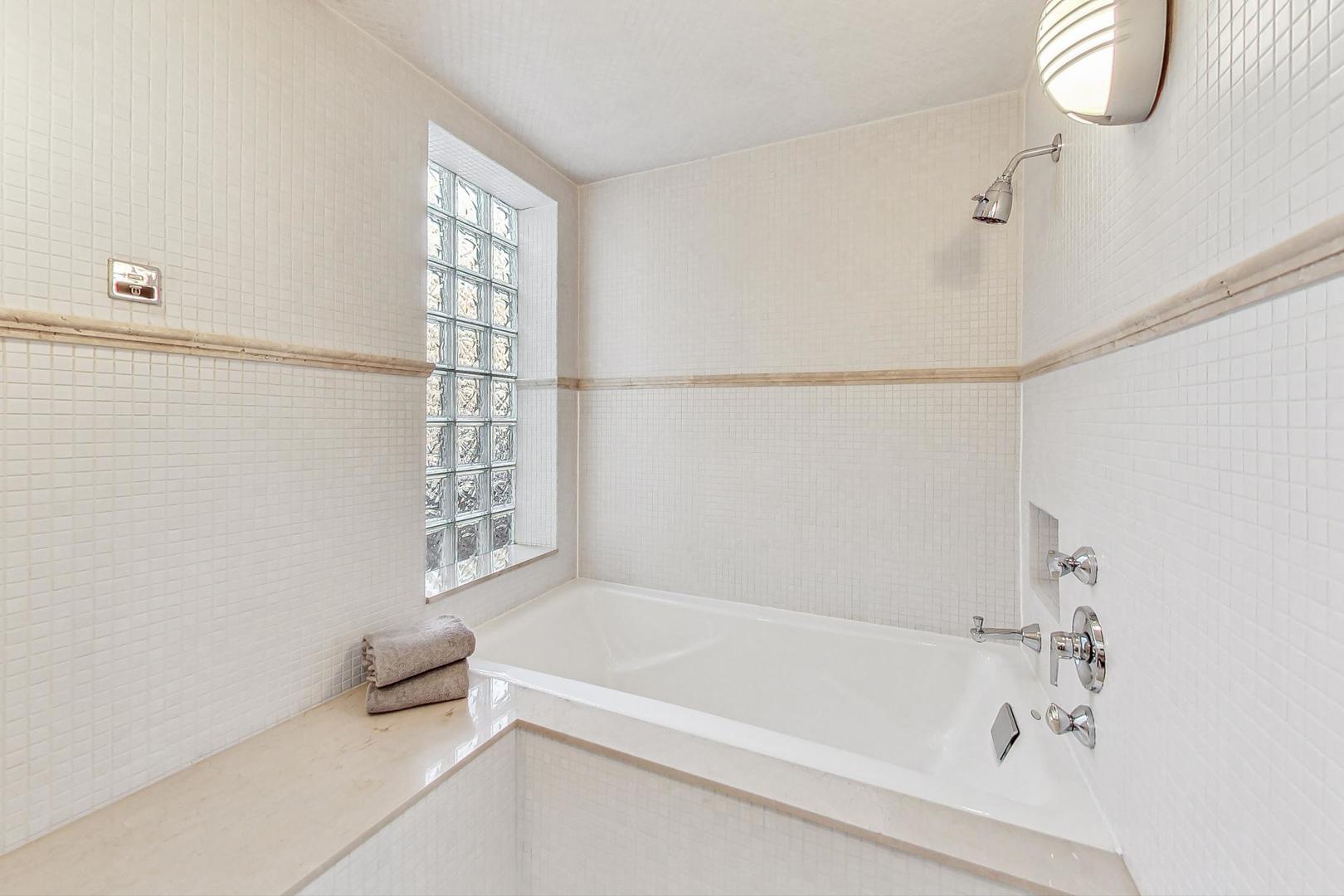 2053 N Clifton Avenue Unit: 3