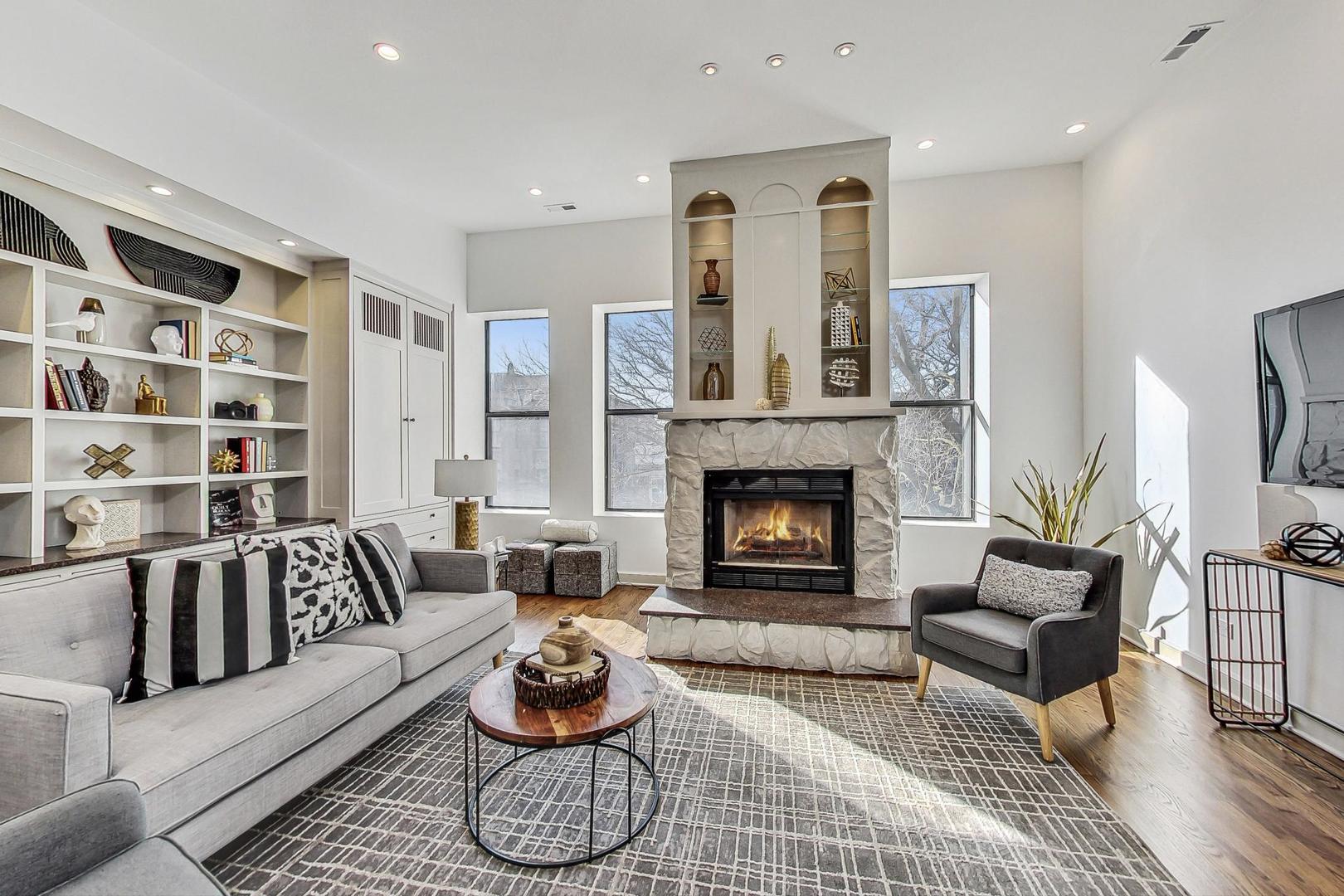 2053 N Clifton Avenue Unit: 3