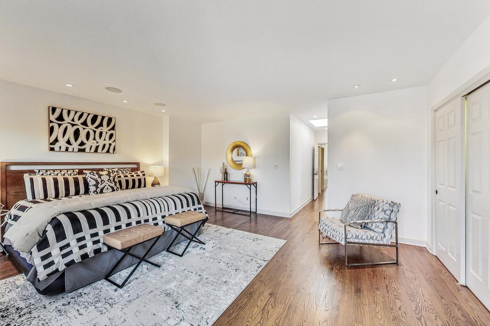 2053 N Clifton Avenue Unit: 3