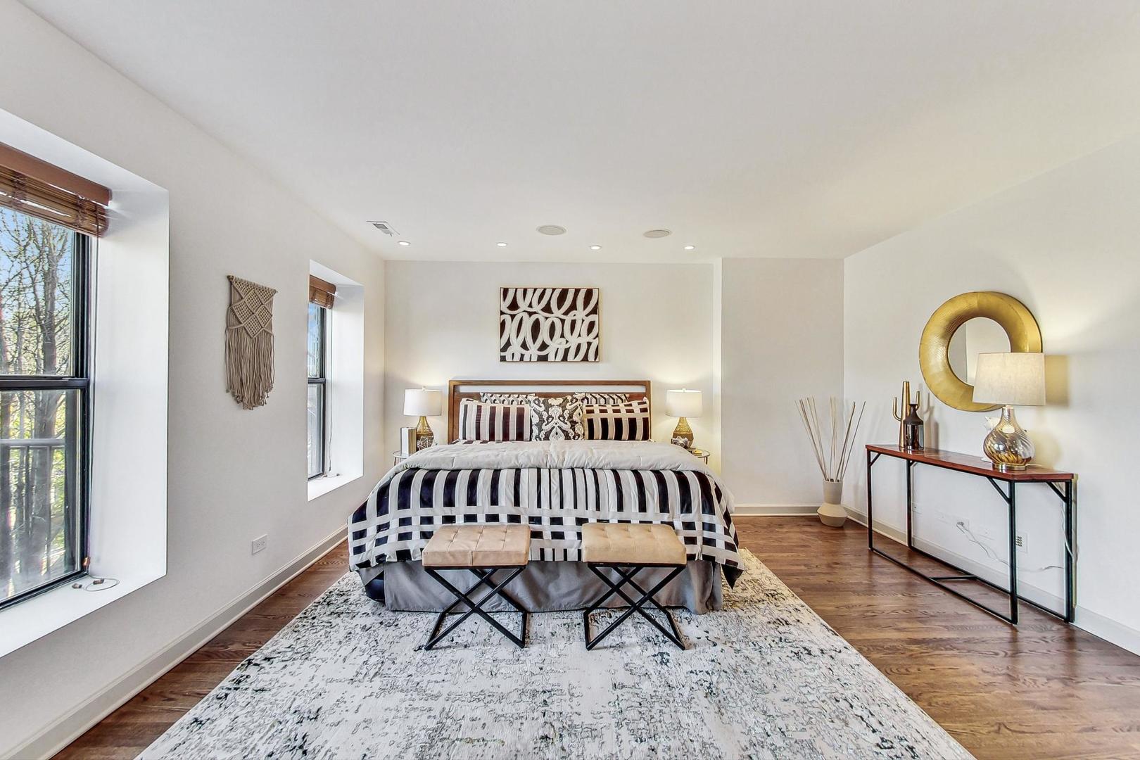 2053 N Clifton Avenue Unit: 3