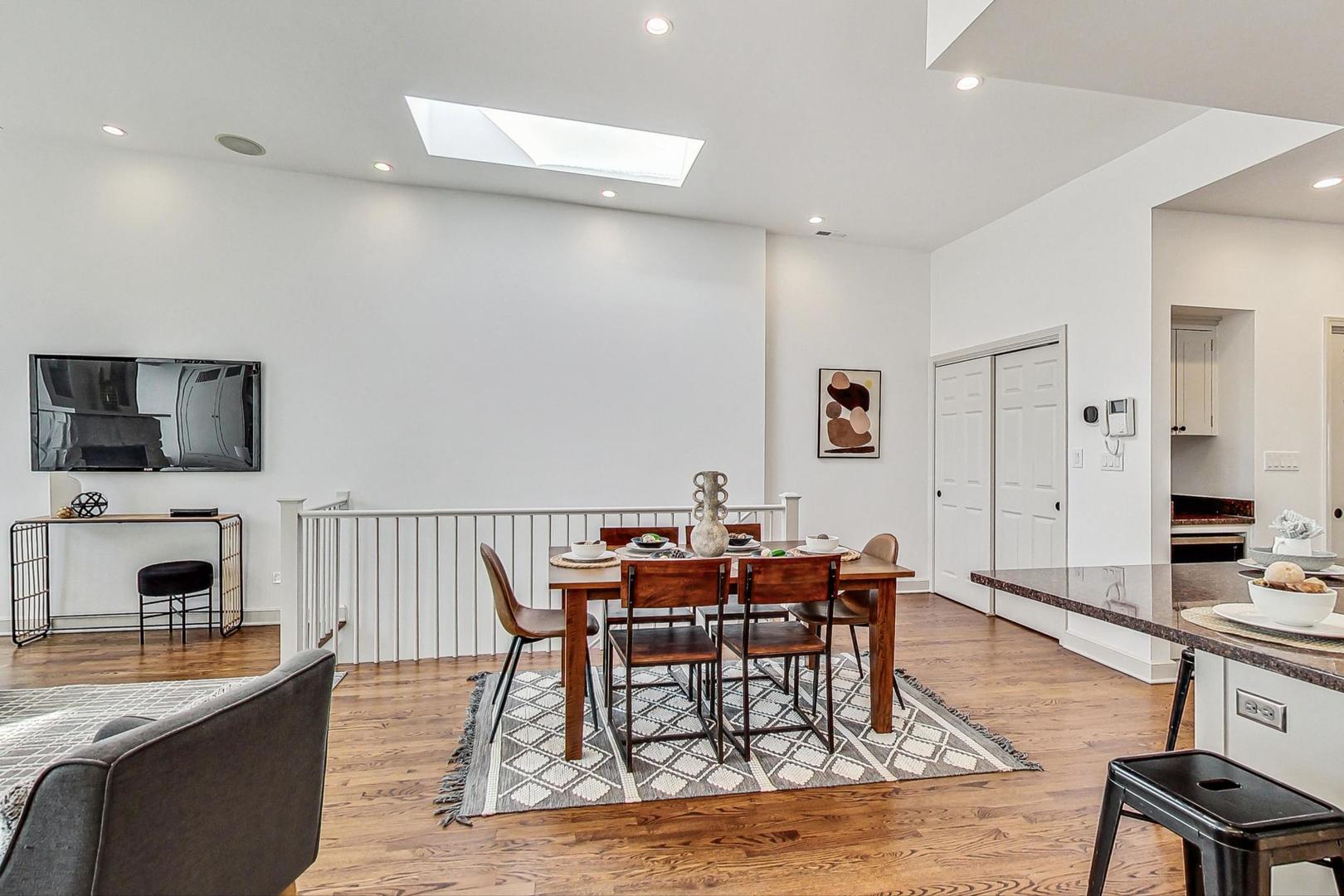 2053 N Clifton Avenue Unit: 3