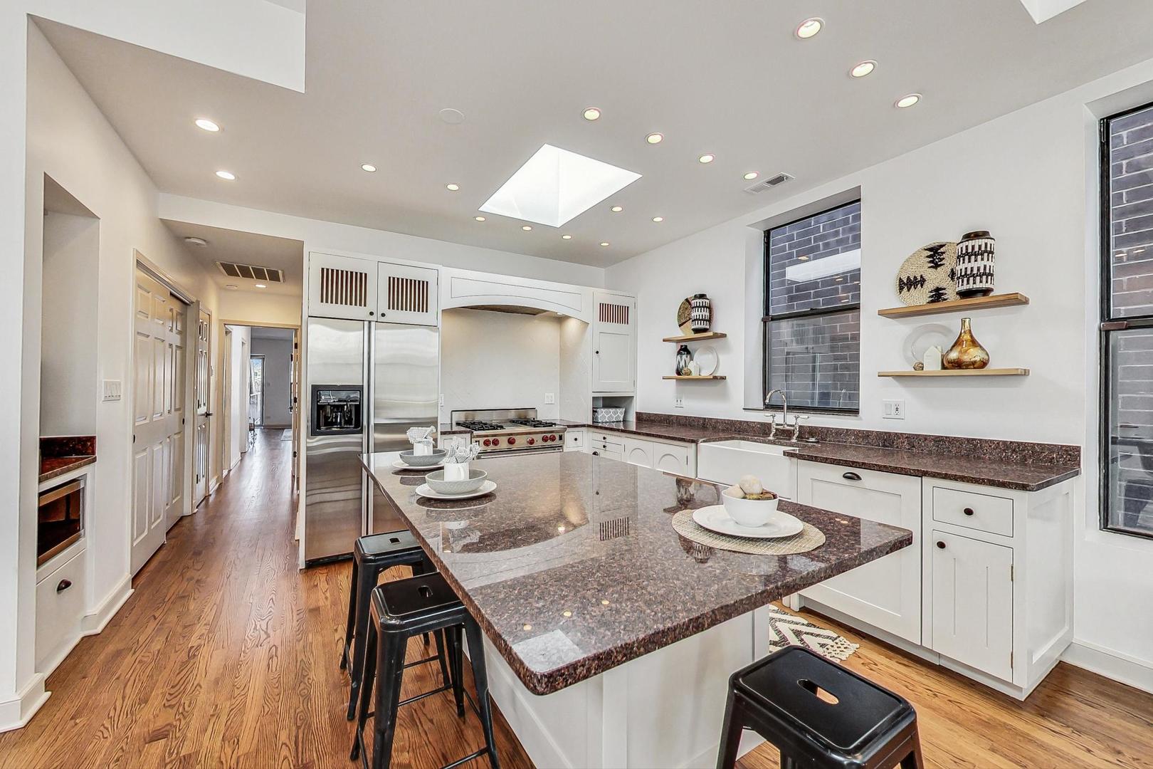 2053 N Clifton Avenue Unit: 3