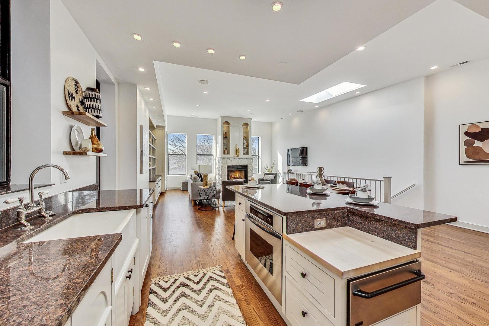 2053 N Clifton Avenue Unit: 3