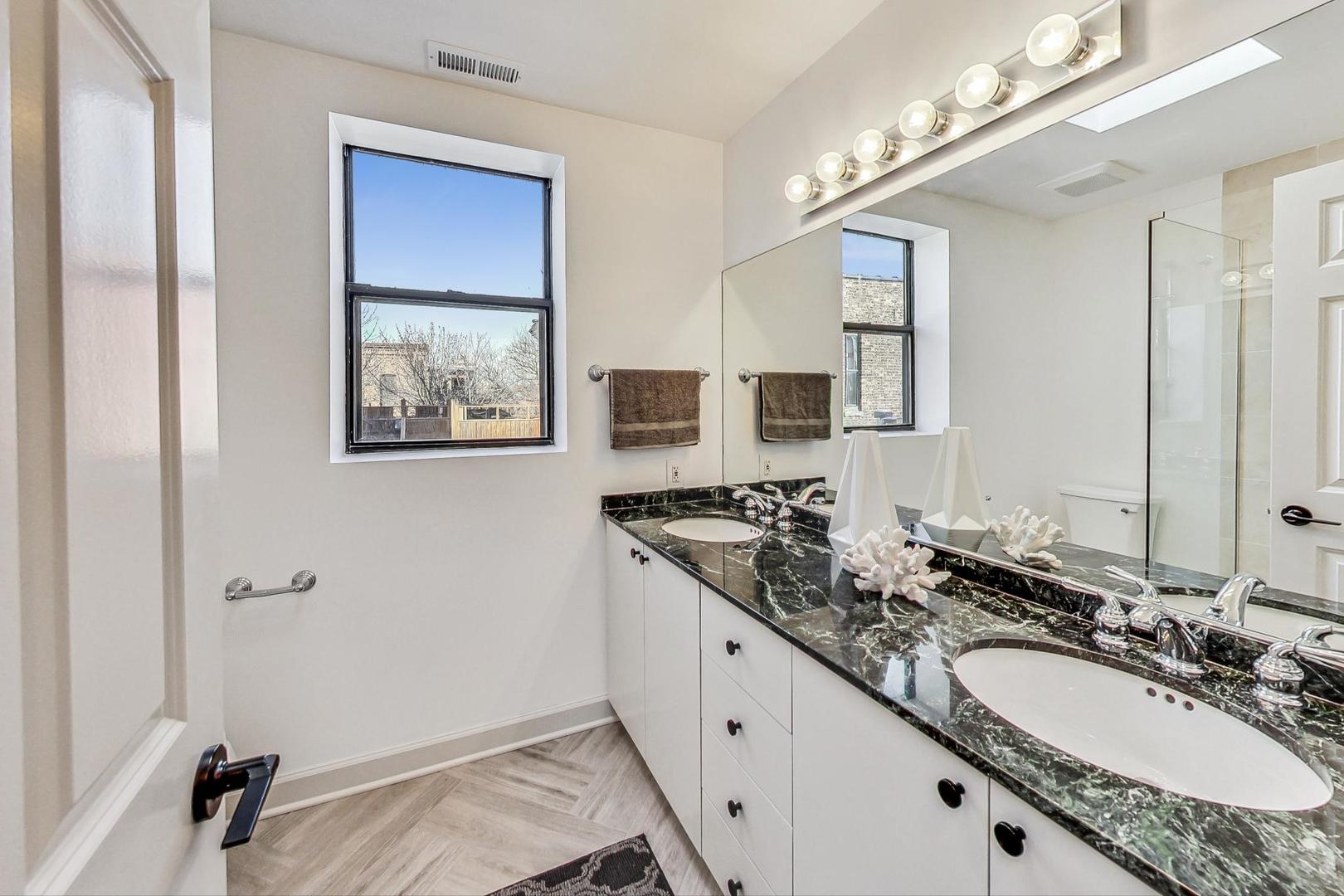 2053 N Clifton Avenue Unit: 3