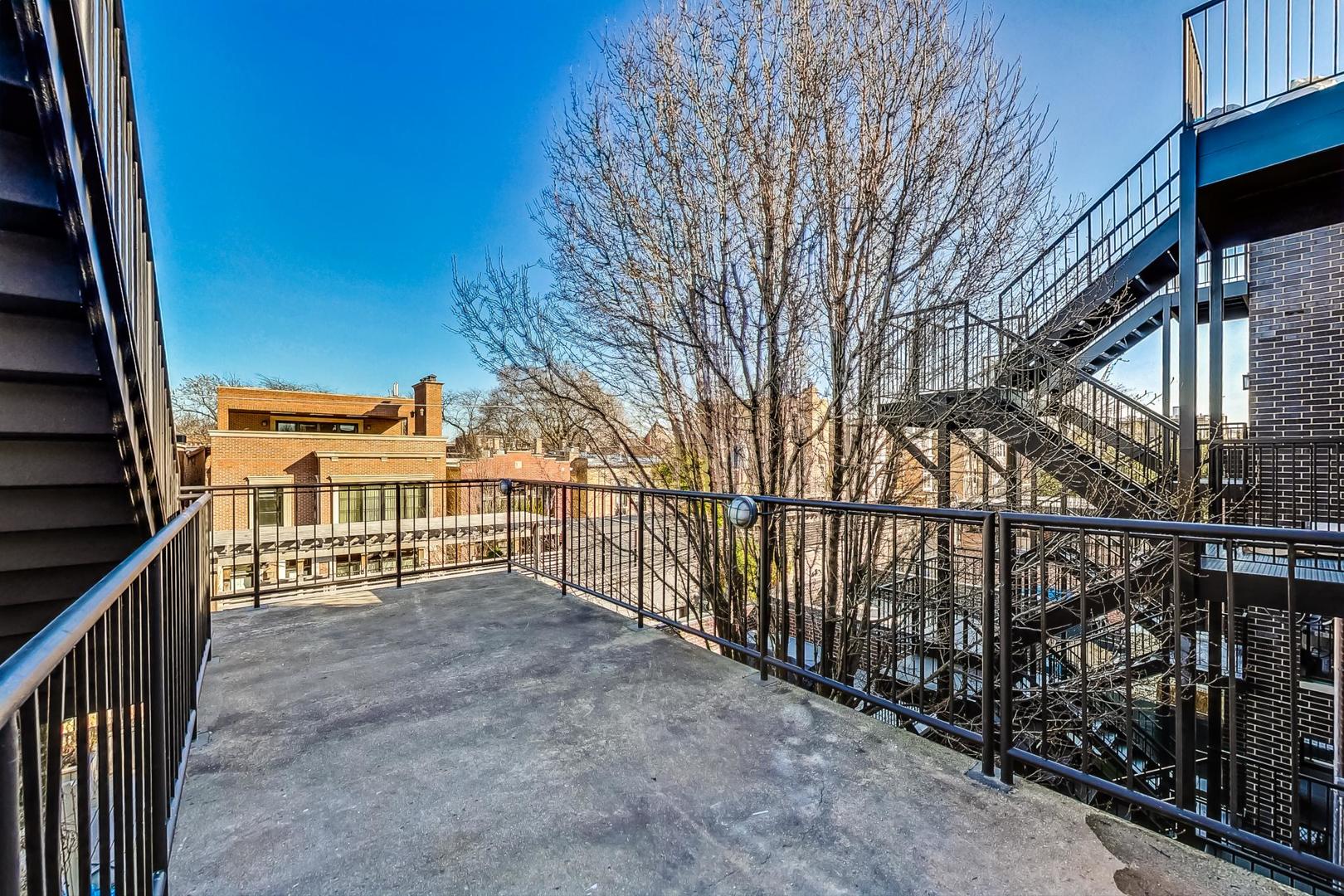 2053 N Clifton Avenue Unit: 3