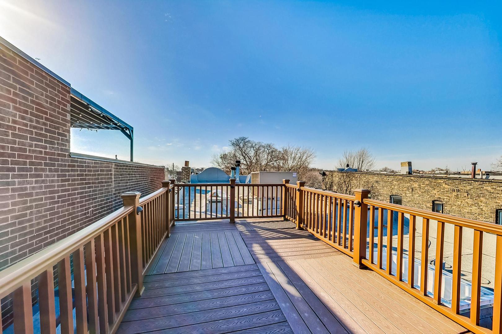 2053 N Clifton Avenue Unit: 3