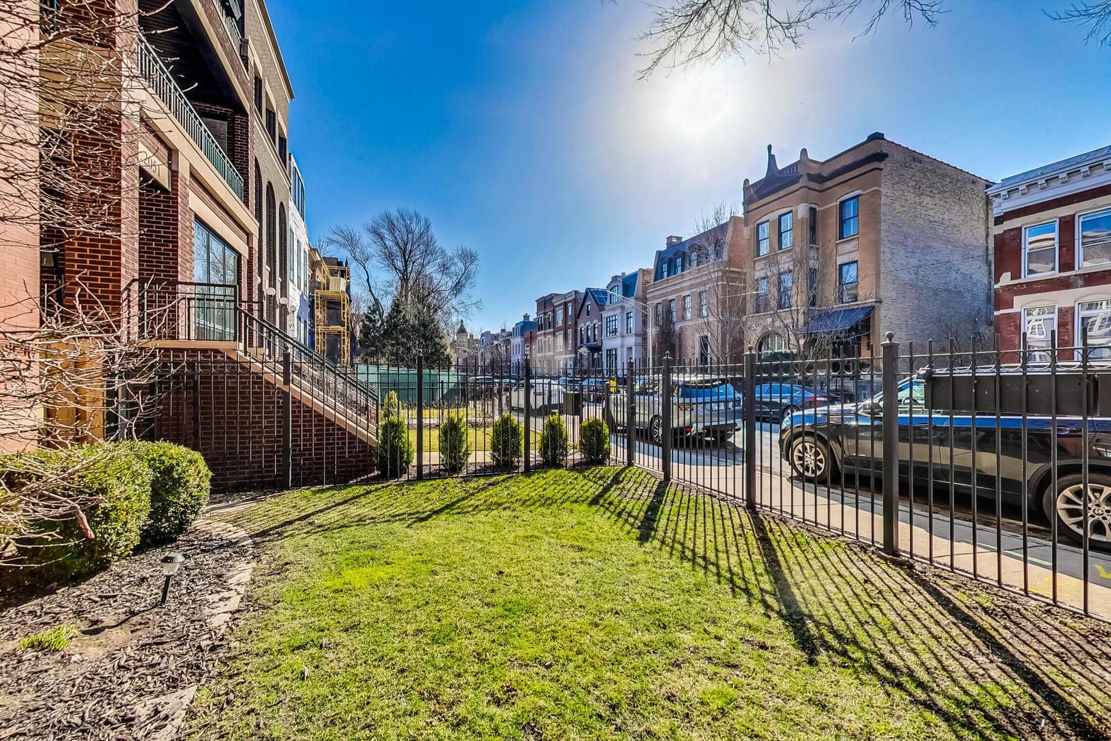 2053 N Clifton Avenue Unit: 3