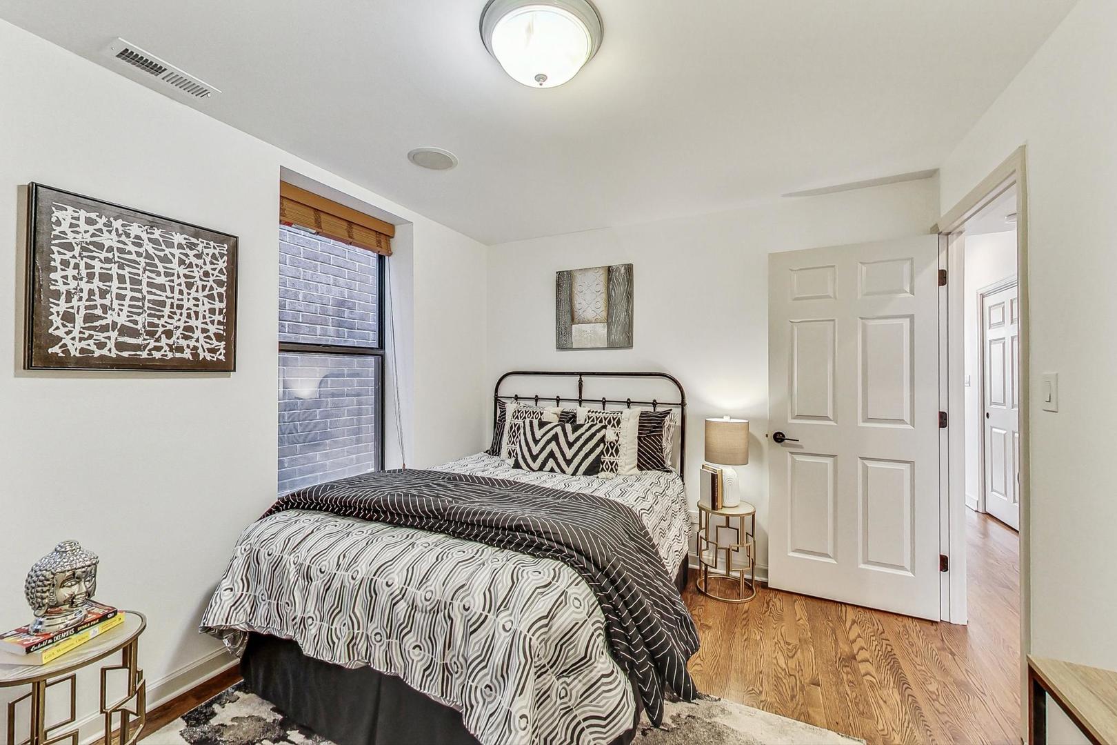 2053 N Clifton Avenue Unit: 3