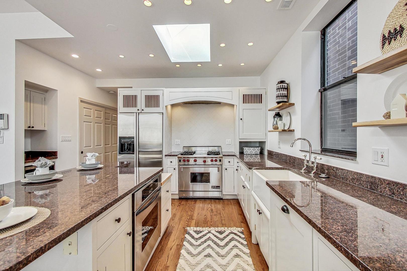 2053 N Clifton Avenue Unit: 3