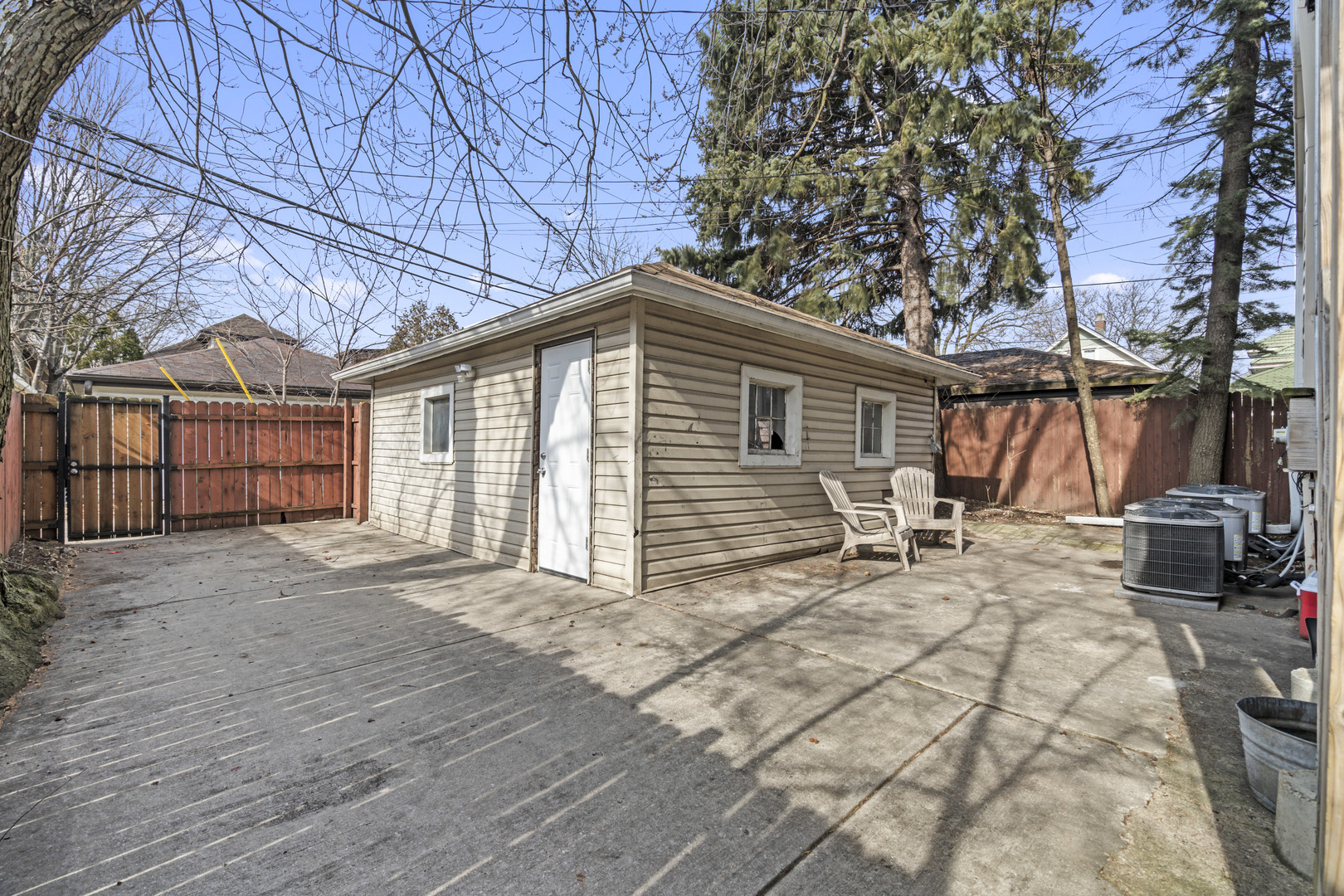 1426 N AUSTIN Boulevard