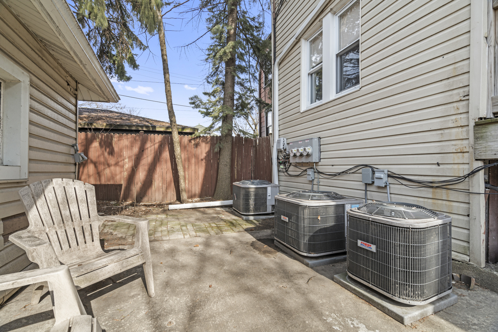 1426 N AUSTIN Boulevard