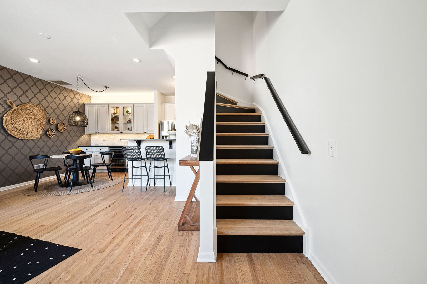 2840 N Lincoln Avenue Unit: F