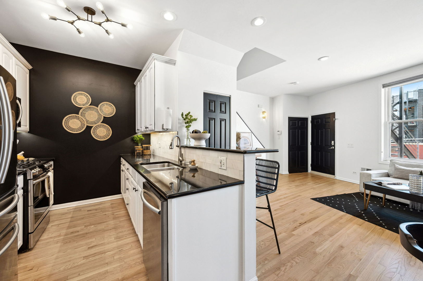 2840 N Lincoln Avenue Unit: F