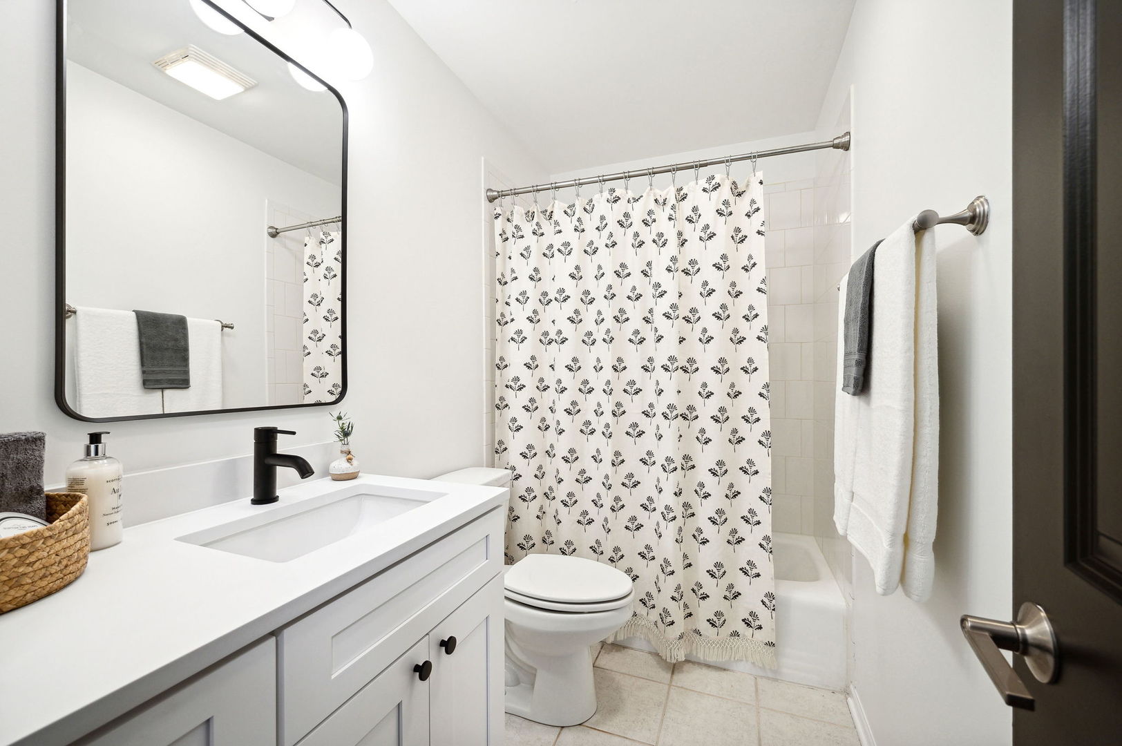 2840 N Lincoln Avenue Unit: F