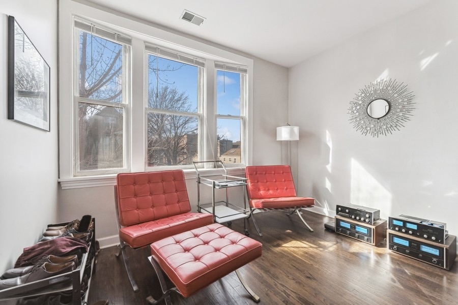 3257 N Ridgeway Avenue