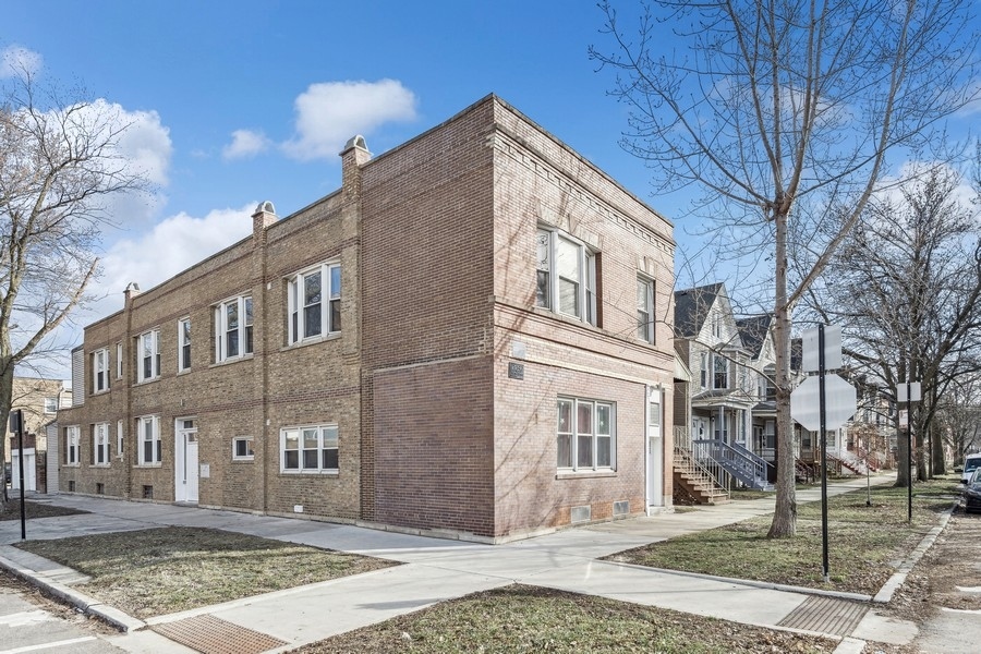 3257 N Ridgeway Avenue