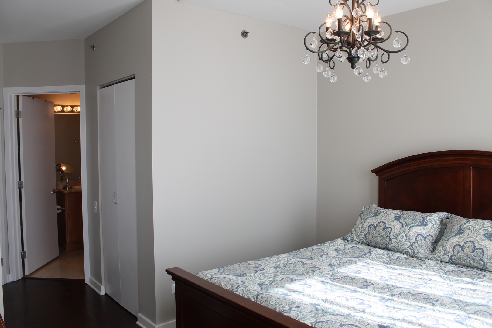 210 S Desplaines Street Unit: 2010