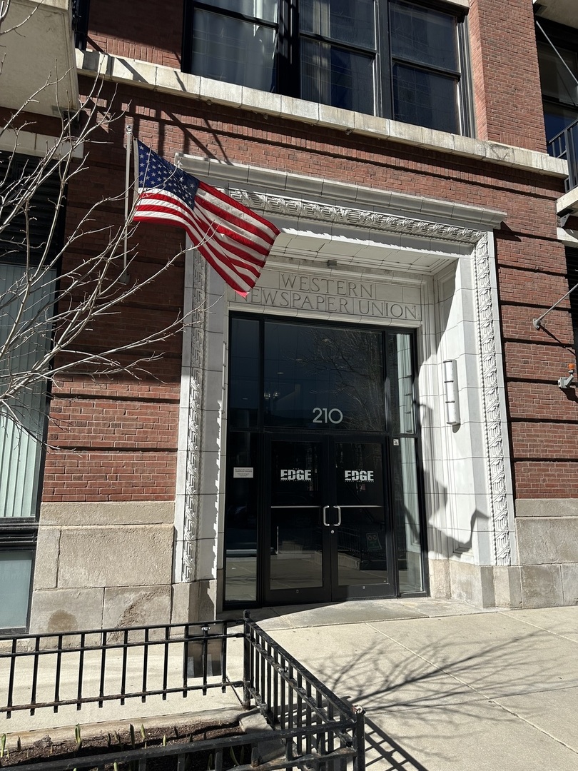 210 S Desplaines Street Unit: 2010