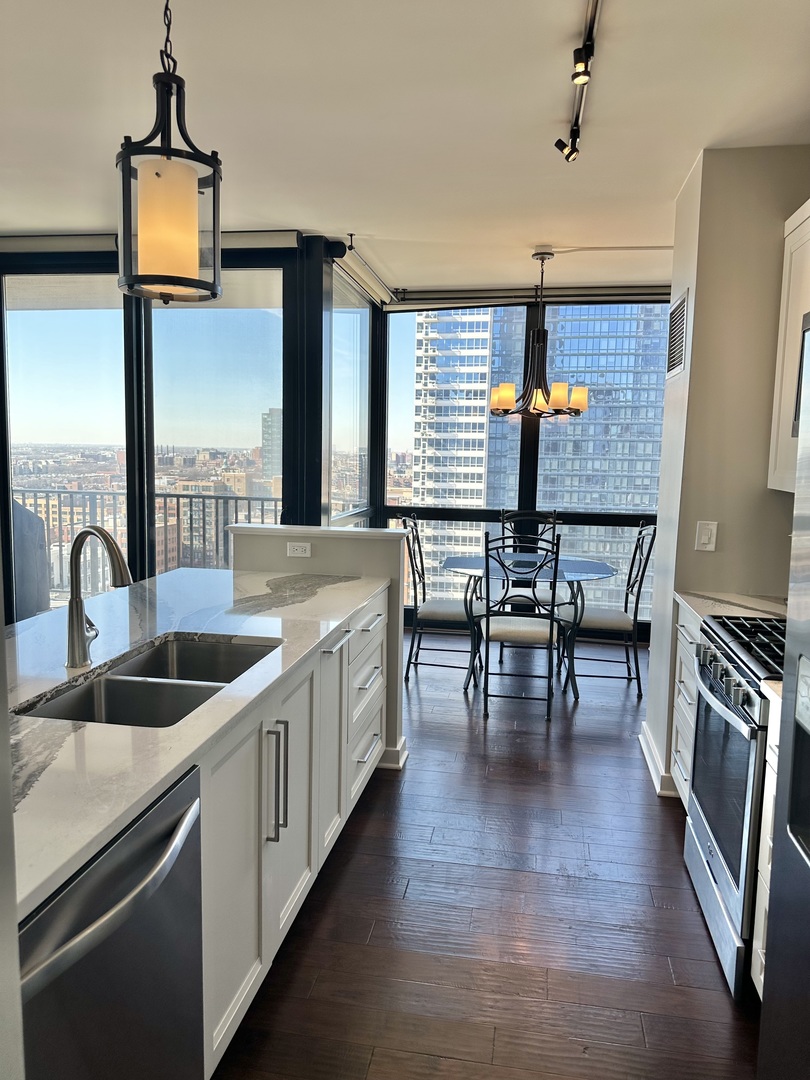 210 S Desplaines Street Unit: 2010