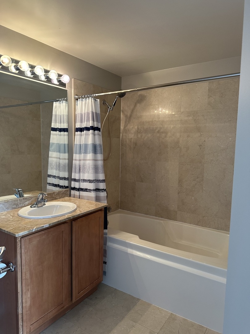 210 S Desplaines Street Unit: 2010