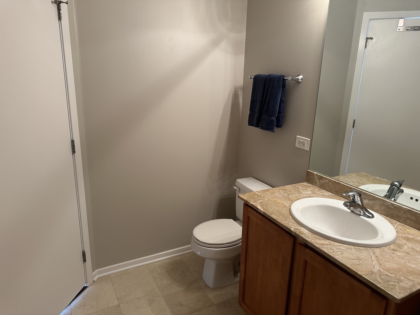 210 S Desplaines Street Unit: 2010