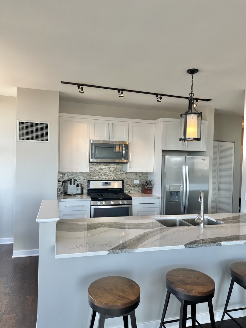 210 S Desplaines Street Unit: 2010