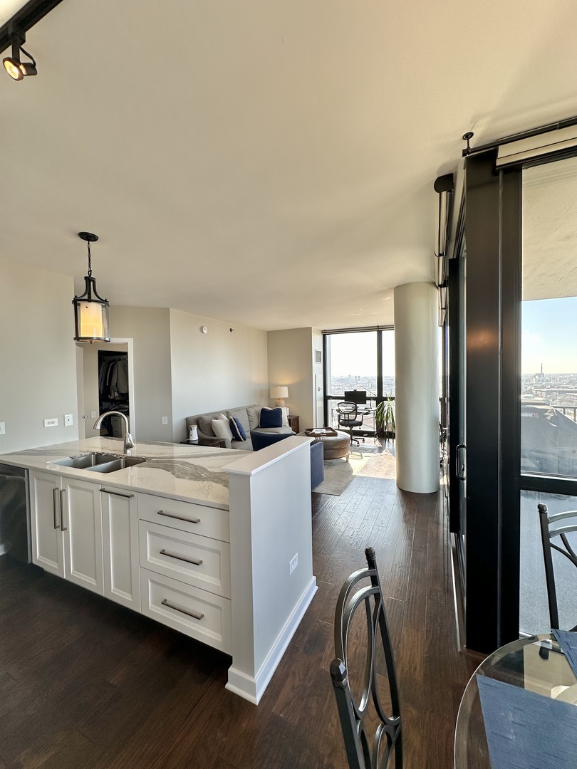 210 S Desplaines Street Unit: 2010