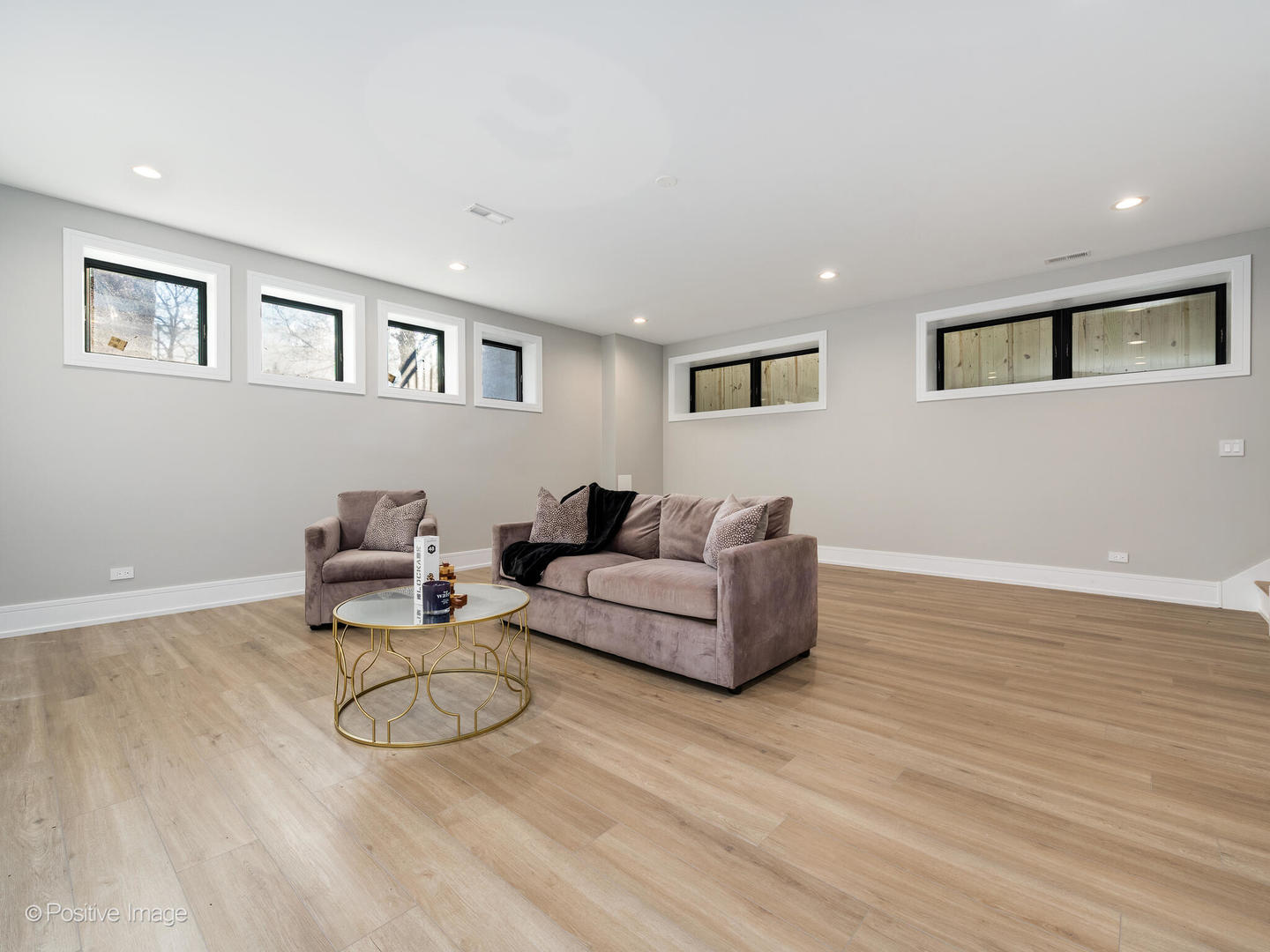 2520 W WILSON Avenue