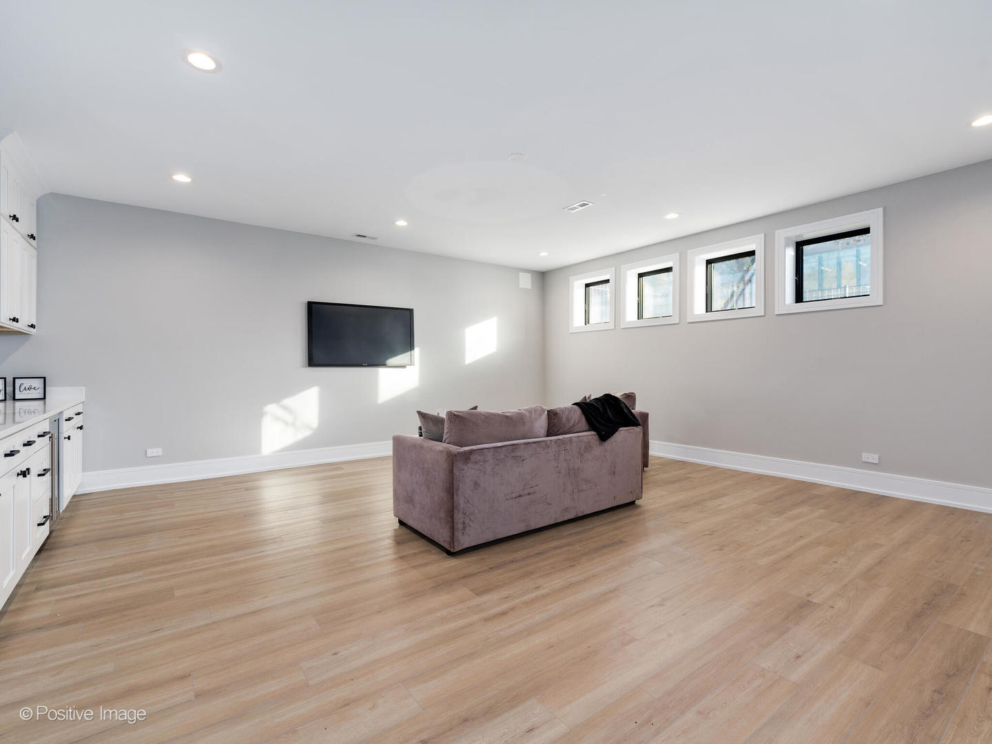 2520 W WILSON Avenue