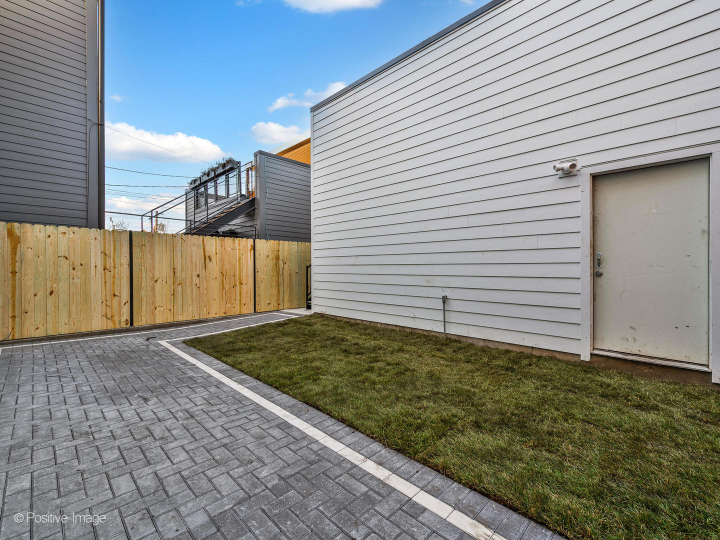 2520 W WILSON Avenue