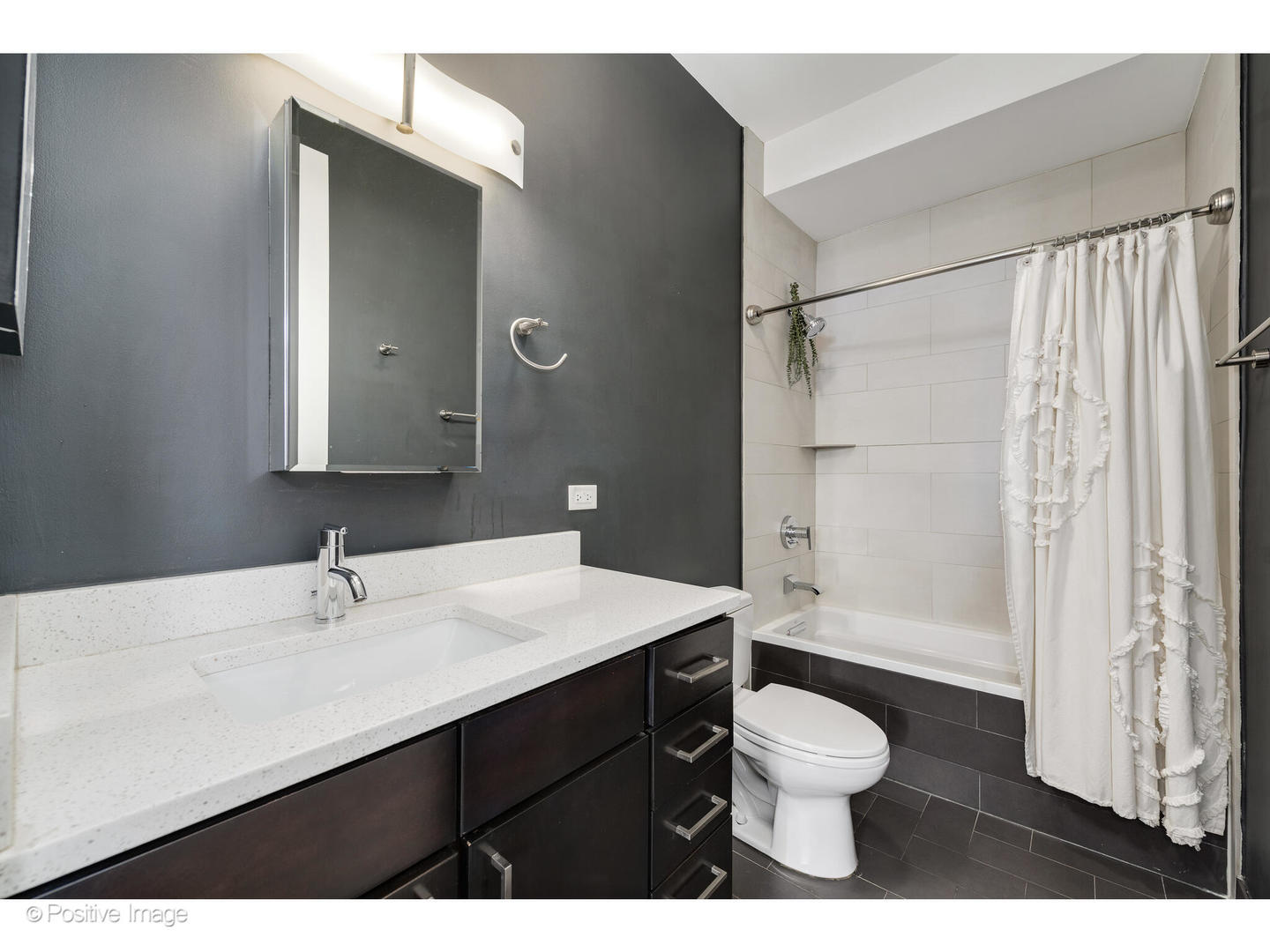 1525 N CLAREMONT Avenue Unit: 2B