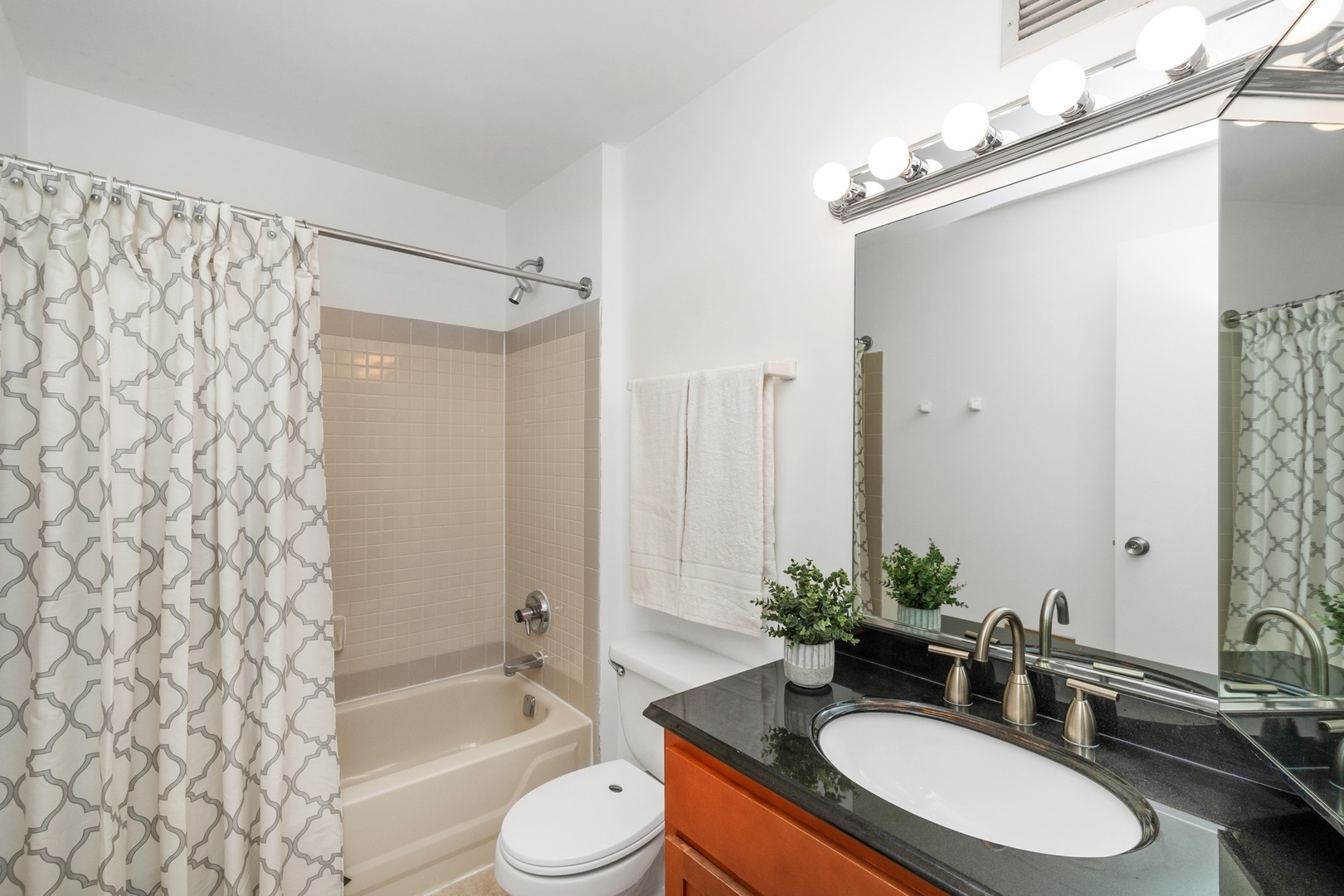 440 N MCCLURG Court Unit: 114
