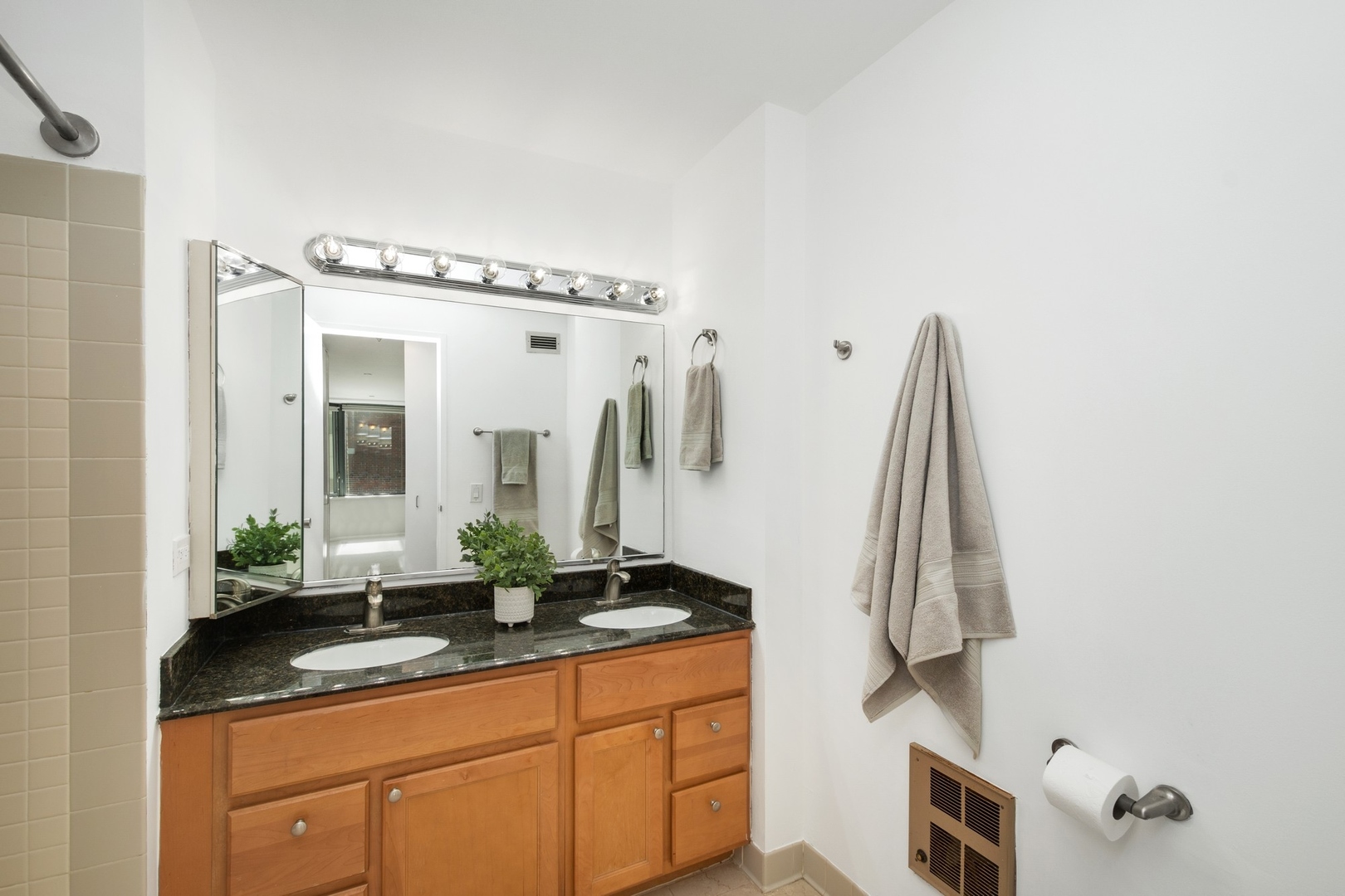 440 N MCCLURG Court Unit: 114