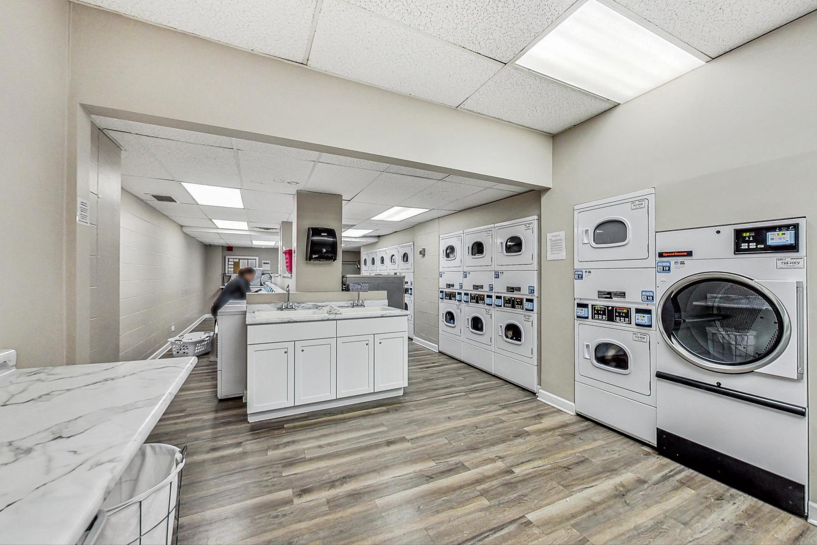 1636 N Wells Street Unit: 912