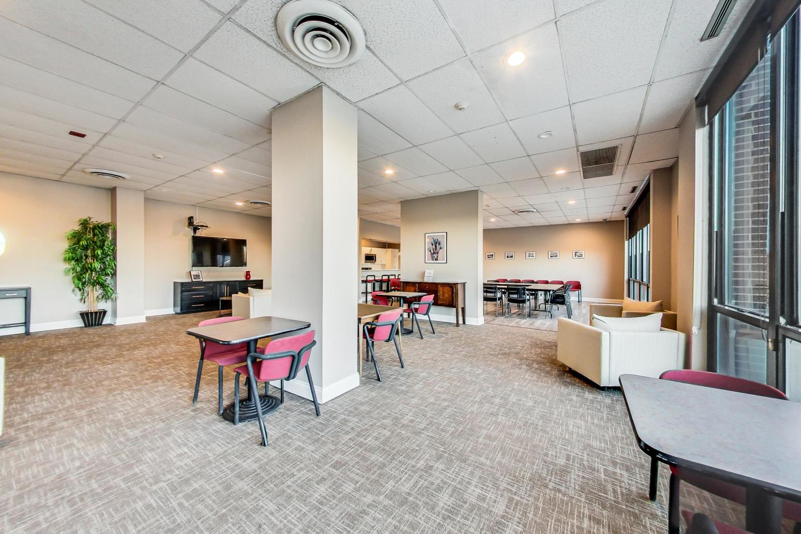 1636 N Wells Street Unit: 912