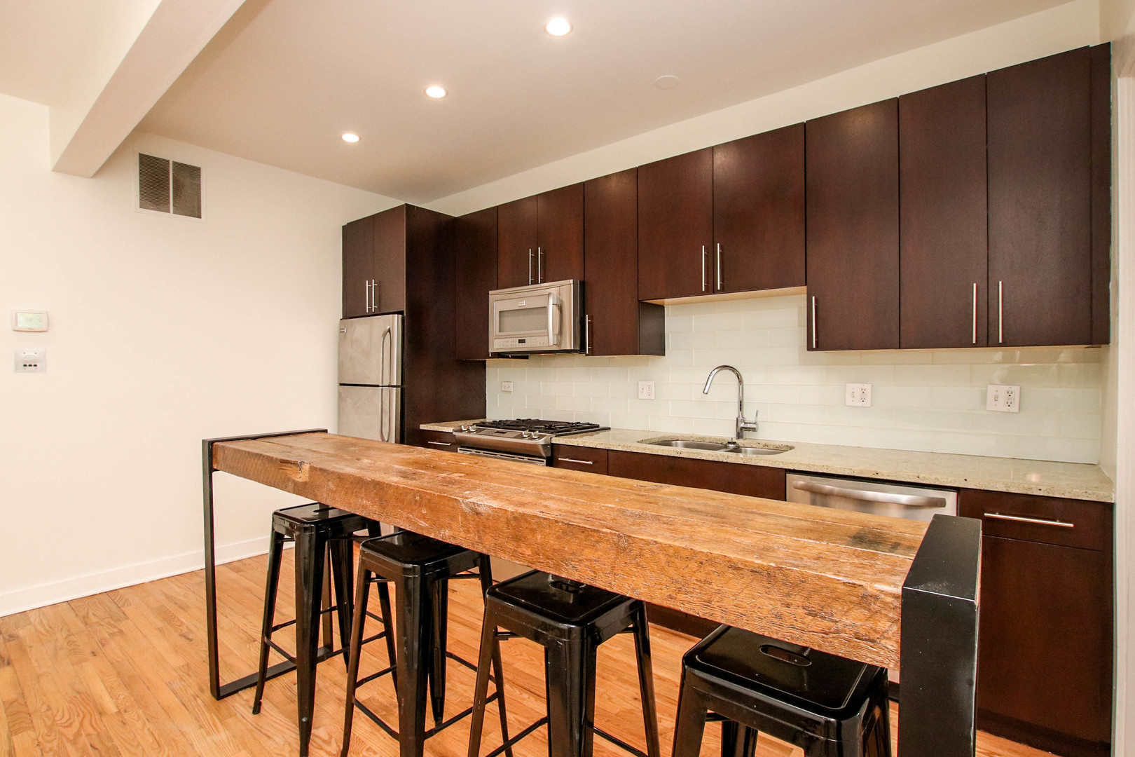 1504 W Roscoe Street Unit: 1W