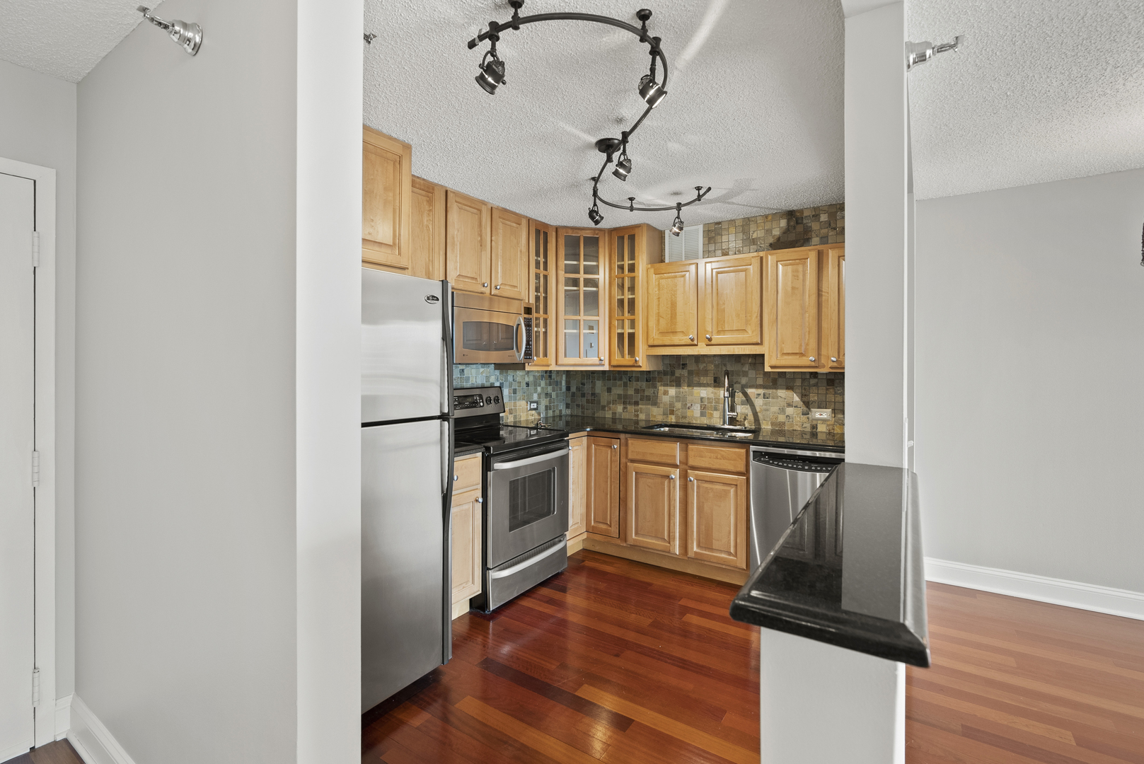 33 W Delaware Place Unit: 17H