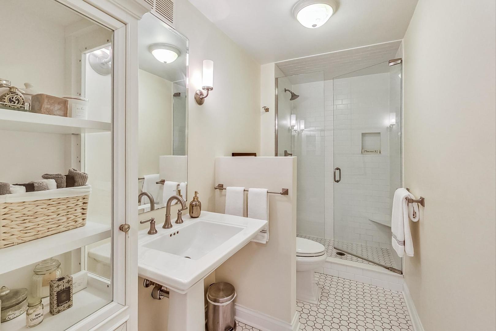 200 E Delaware Place Unit: 7F