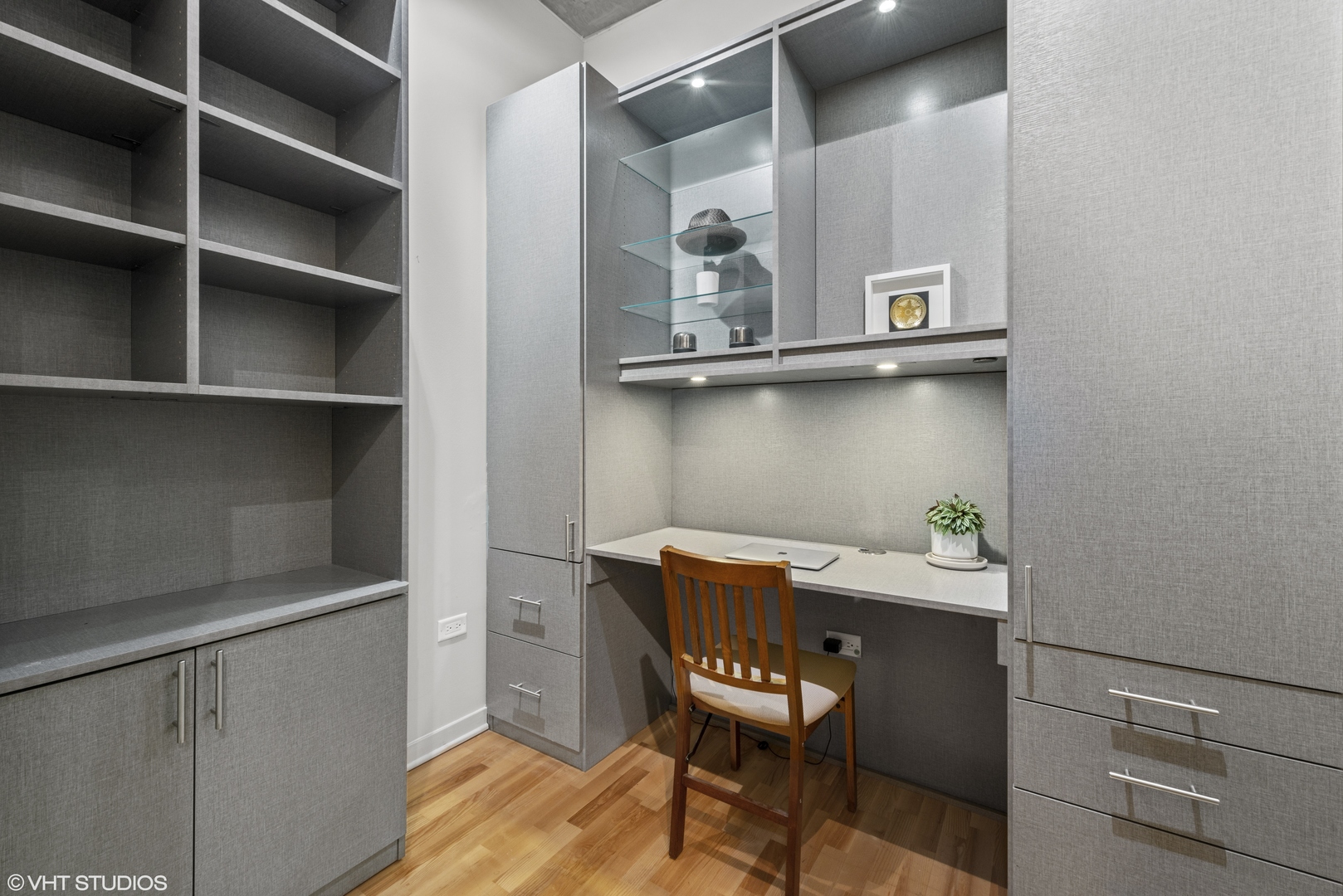 700 N Larrabee Street Unit: 809