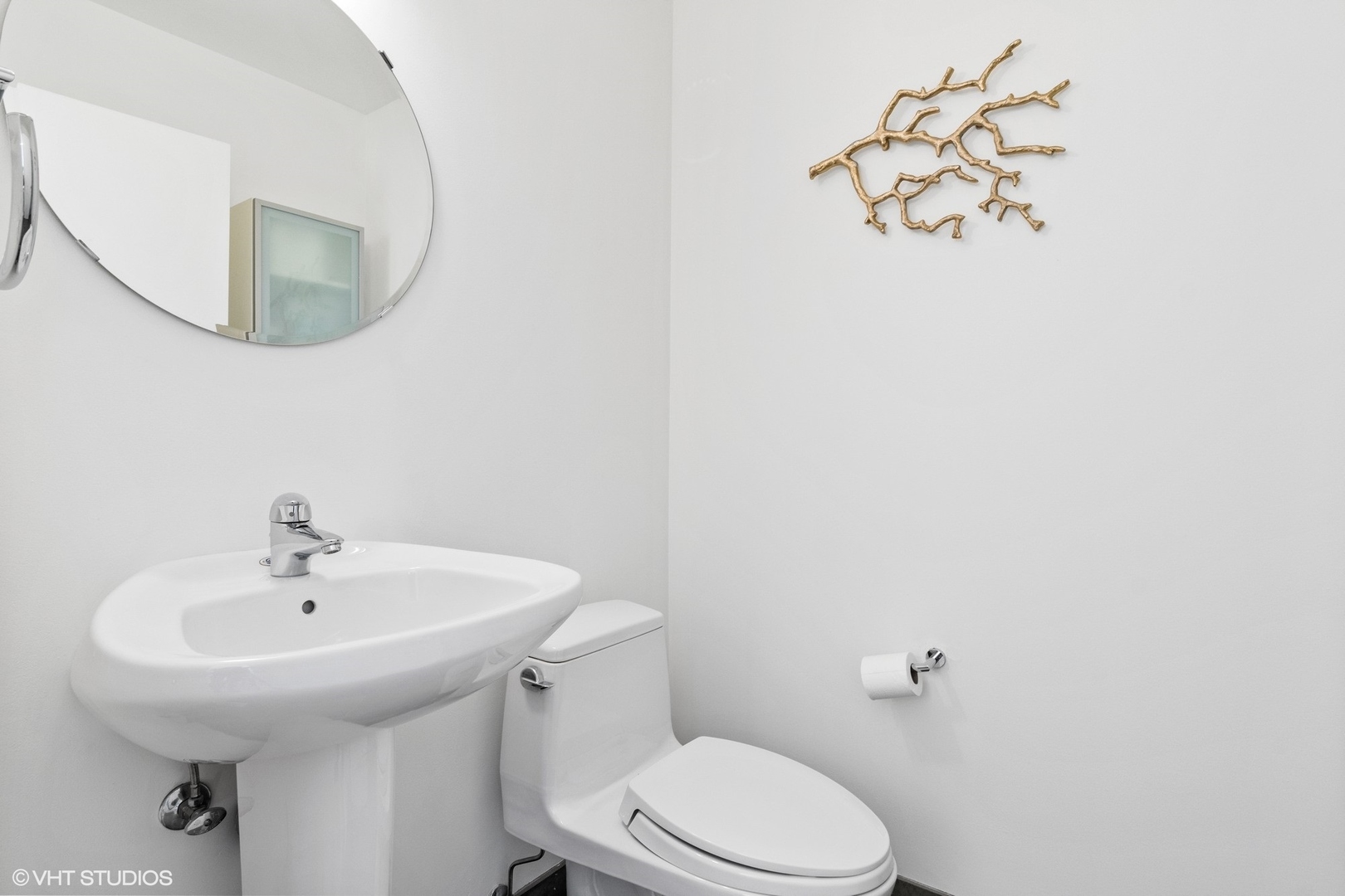 653 N Kingsbury Street Unit: 2402