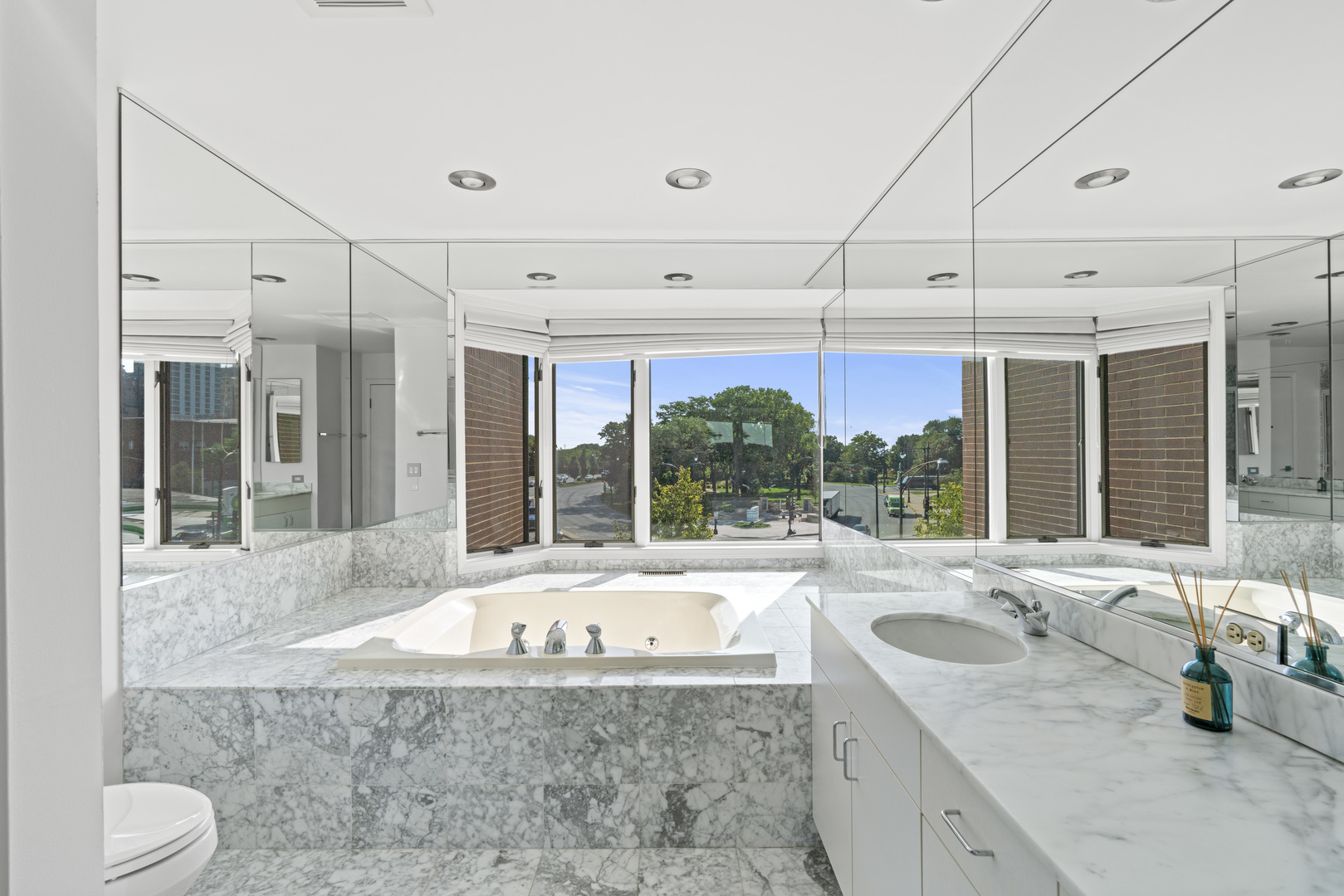 1720 N La Salle Street Unit: 25