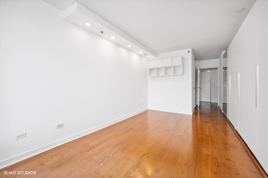 512 N MCCLURG Court Unit: 3211