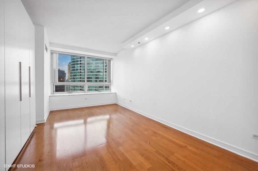 512 N MCCLURG Court Unit: 3211