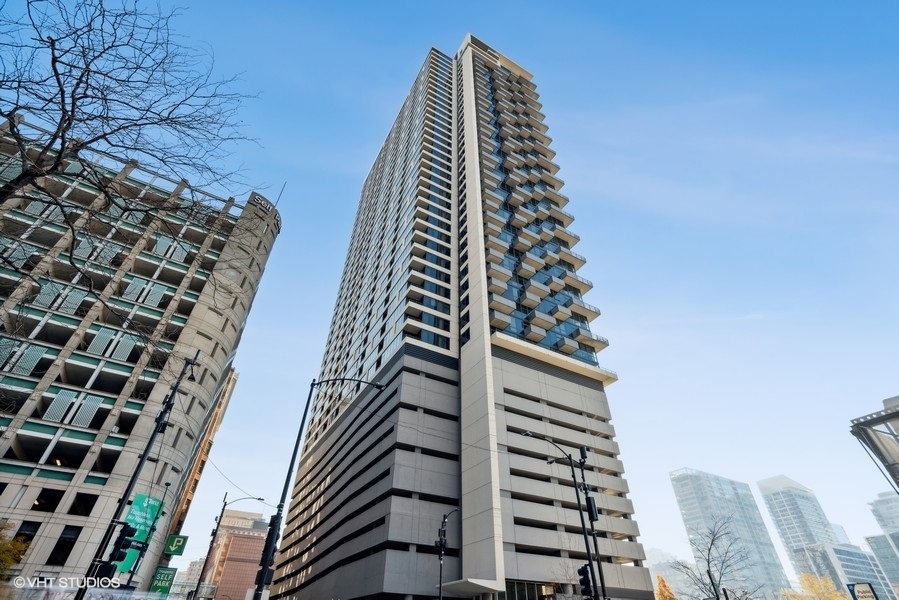 235 W Van Buren Street Unit: 2213