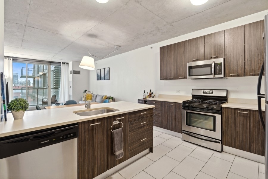 659 W Randolph Street Unit: 1016