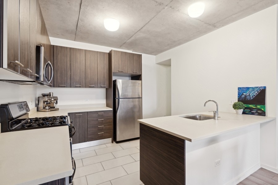 659 W Randolph Street Unit: 1016