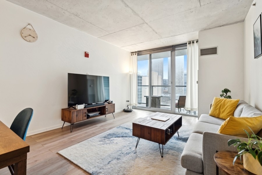 659 W Randolph Street Unit: 1016