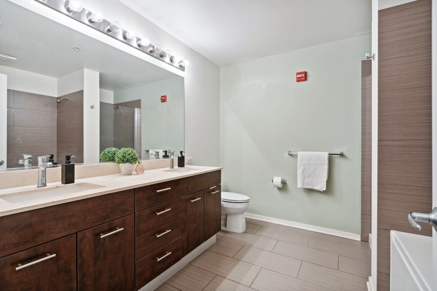 659 W Randolph Street Unit: 1016